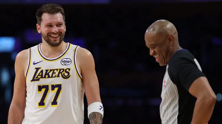 开云体育入口-又数钱了！官方：东契奇向裁判做不当且不职业手势 被罚5万美元